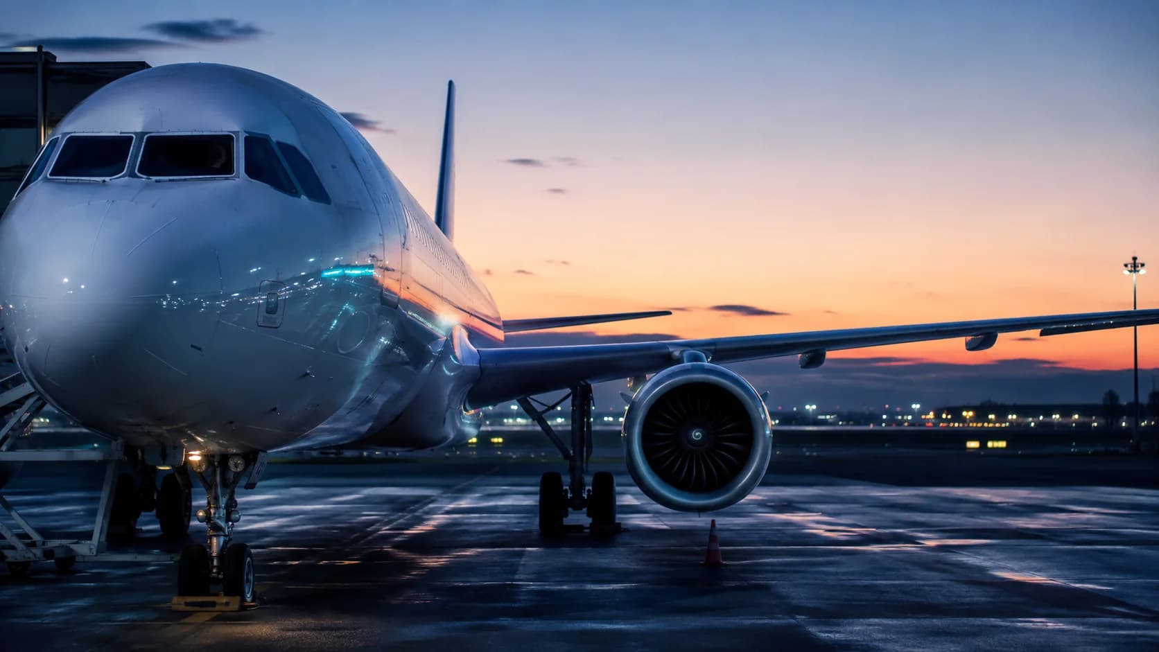 Aeromobile al gate all’alba